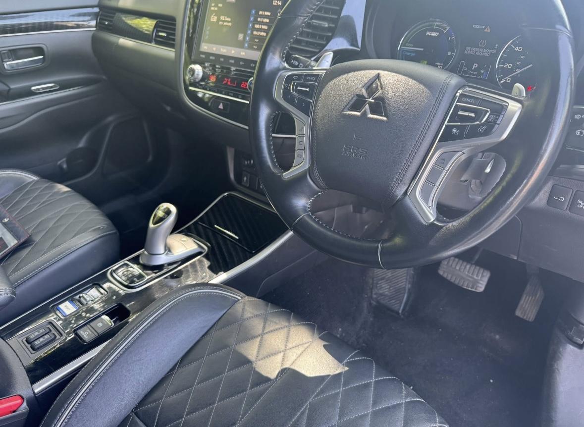 Mitsubishi Outlander 2.4h TwinMotor 13.8kWh Exceed Safety SUV 5dr Petrol Plug-in Hybrid CVT 4WD Euro 6 (s/s) (224 ps)