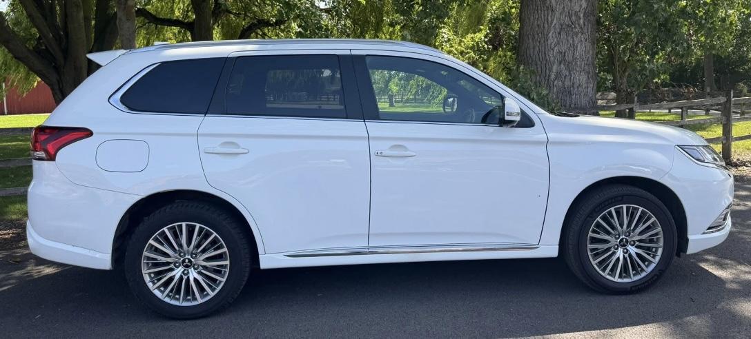 Mitsubishi Outlander 2.4h TwinMotor 13.8kWh Exceed Safety SUV 5dr Petrol Plug-in Hybrid CVT 4WD Euro 6 (s/s) (224 ps)