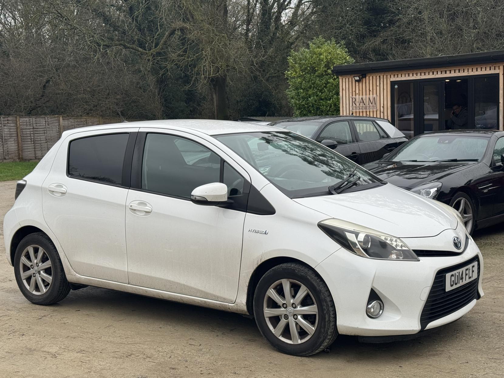 Toyota Yaris 1.5 VVT-h Icon Plus Hatchback 5dr Petrol Hybrid CVT Euro 5 (101 ps)