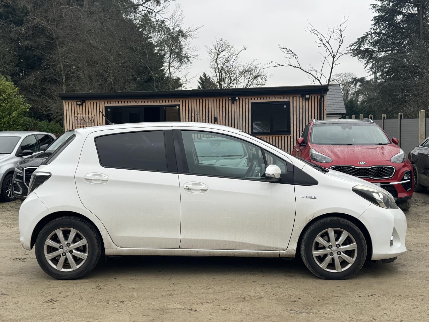 Toyota Yaris 1.5 VVT-h Icon Plus Hatchback 5dr Petrol Hybrid CVT Euro 5 (101 ps)