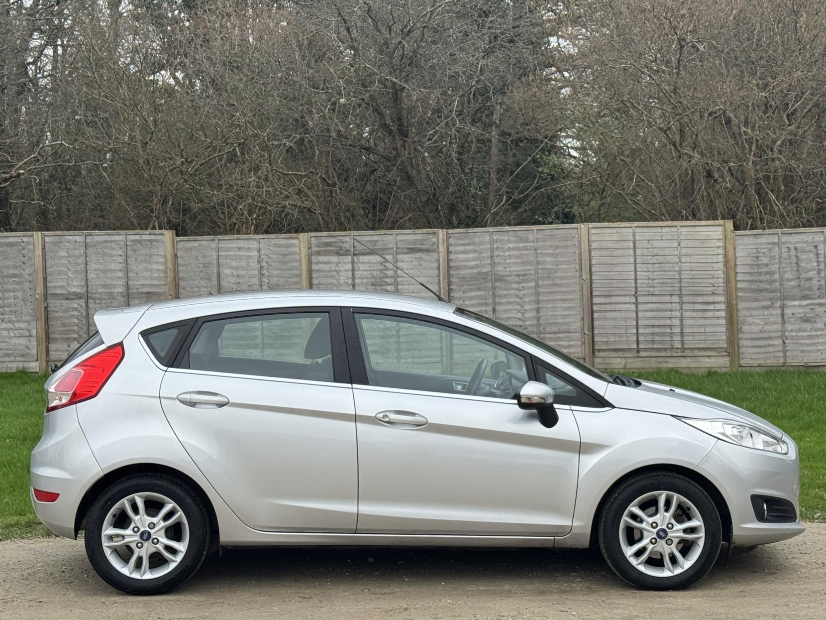 Ford Fiesta 1.0T EcoBoost Zetec Hatchback 5dr Petrol Powershift Euro 5 (100 ps)