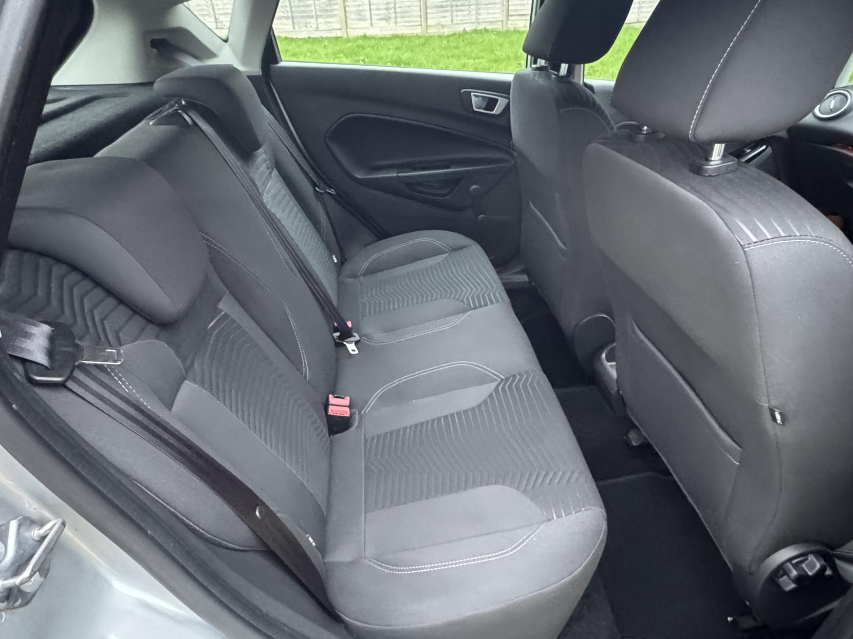 Ford Fiesta 1.0T EcoBoost Zetec Hatchback 5dr Petrol Powershift Euro 5 (100 ps)