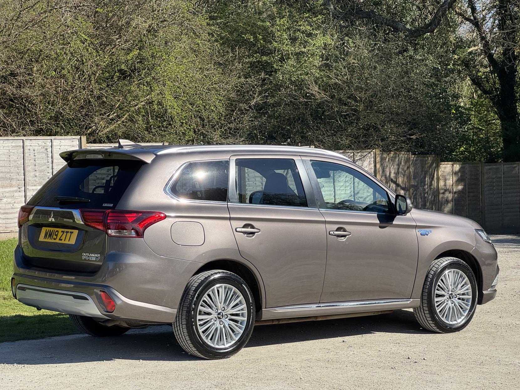 Mitsubishi Outlander 2.4h TwinMotor 13.8kWh 4h SUV 5dr Petrol Plug-in Hybrid CVT 4WD Euro 6 (s/s) (209 ps)