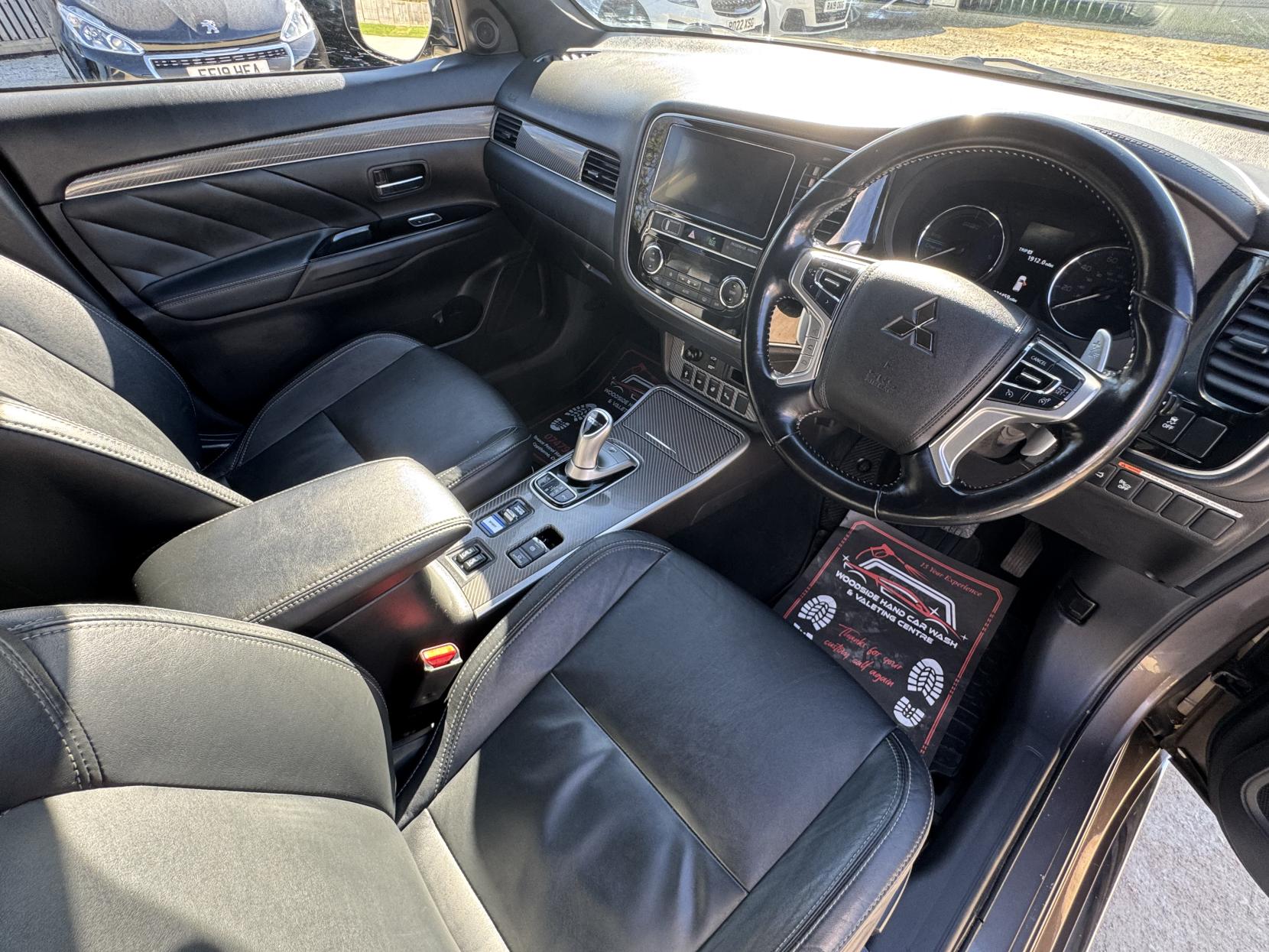 Mitsubishi Outlander 2.4h TwinMotor 13.8kWh 4h SUV 5dr Petrol Plug-in Hybrid CVT 4WD Euro 6 (s/s) (209 ps)