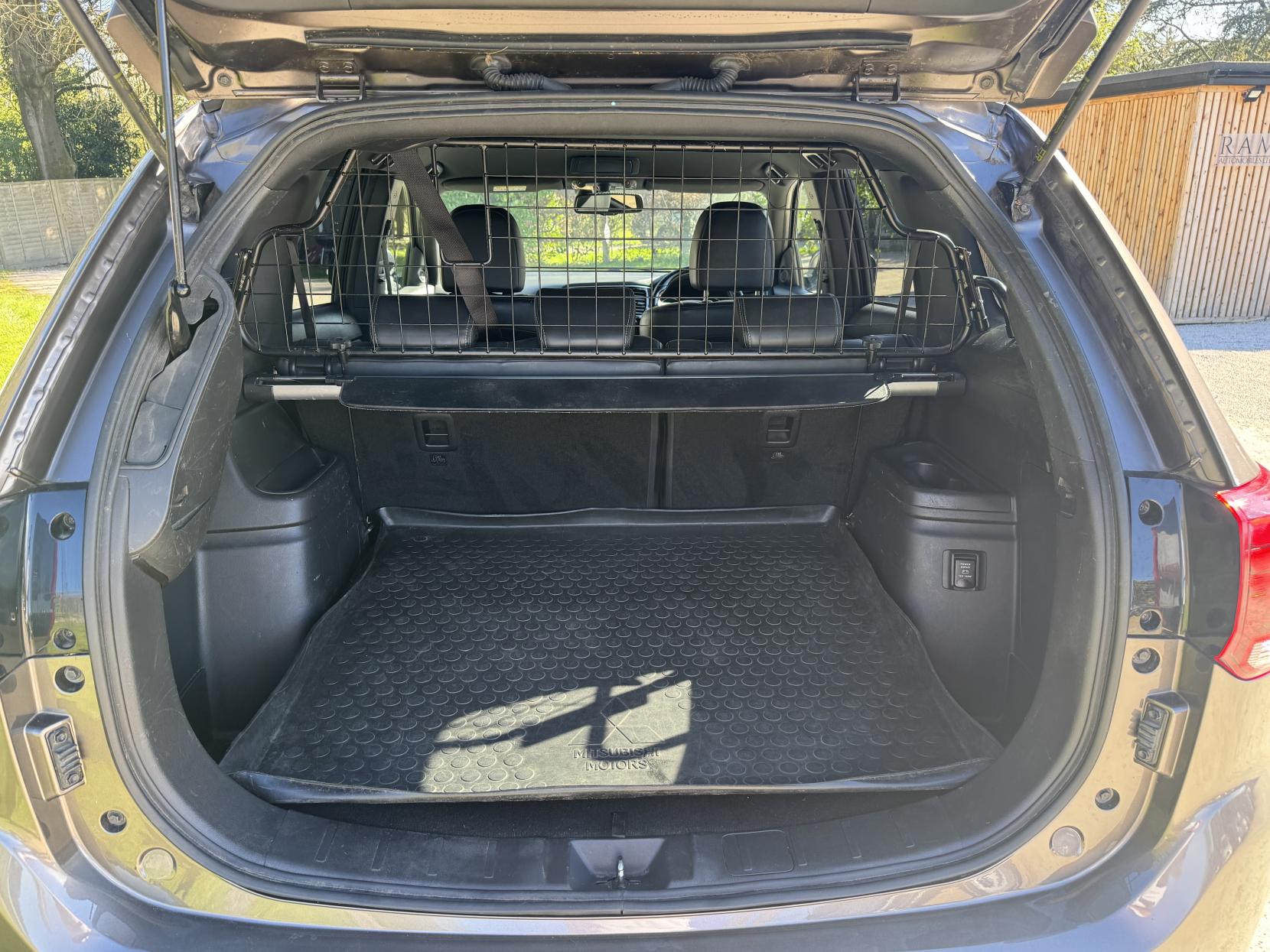 Mitsubishi Outlander 2.4h TwinMotor 13.8kWh 4h SUV 5dr Petrol Plug-in Hybrid CVT 4WD Euro 6 (s/s) (209 ps)