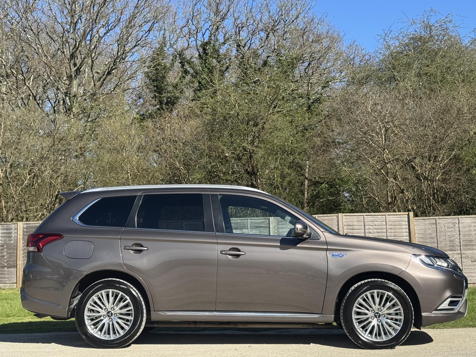 Mitsubishi Outlander 2.4h TwinMotor 13.8kWh 4h SUV 5dr Petrol Plug-in Hybrid CVT 4WD Euro 6 (s/s) (209 ps)
