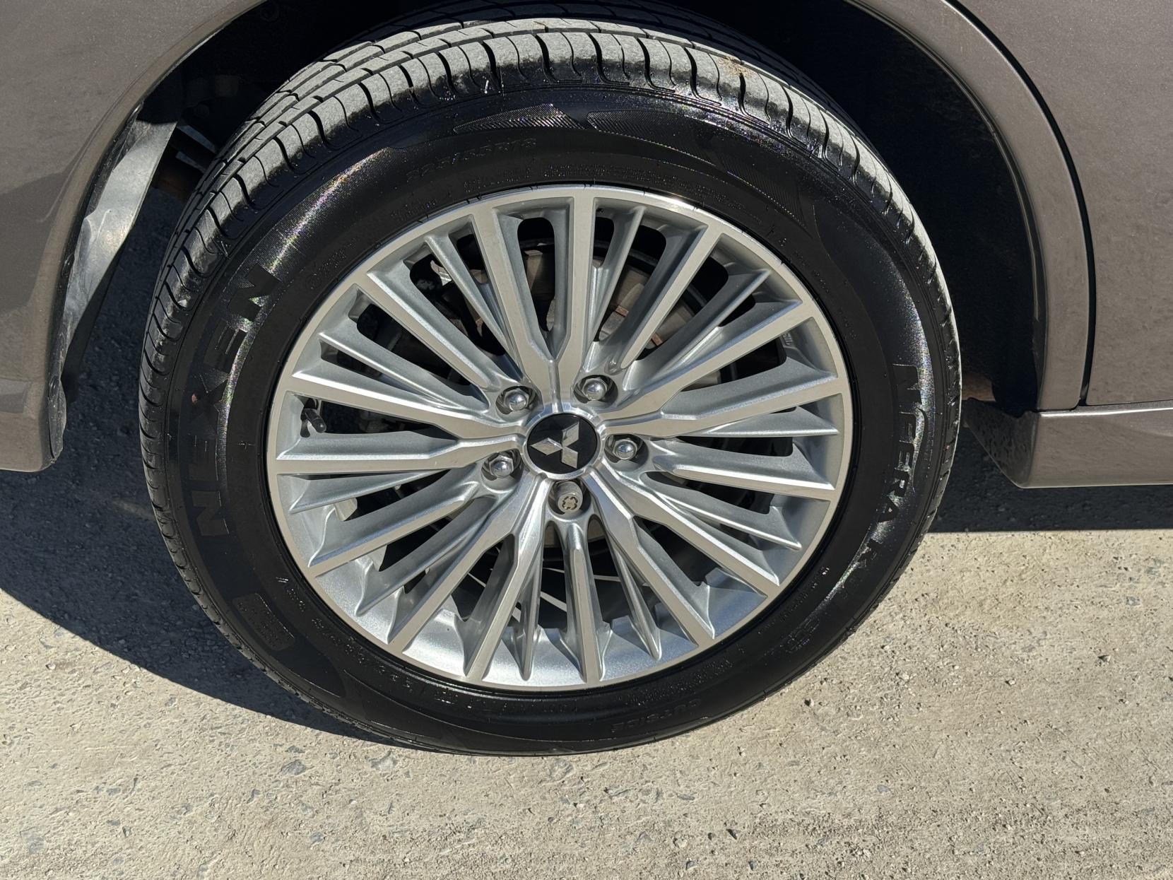 Mitsubishi Outlander 2.4h TwinMotor 13.8kWh 4h SUV 5dr Petrol Plug-in Hybrid CVT 4WD Euro 6 (s/s) (209 ps)