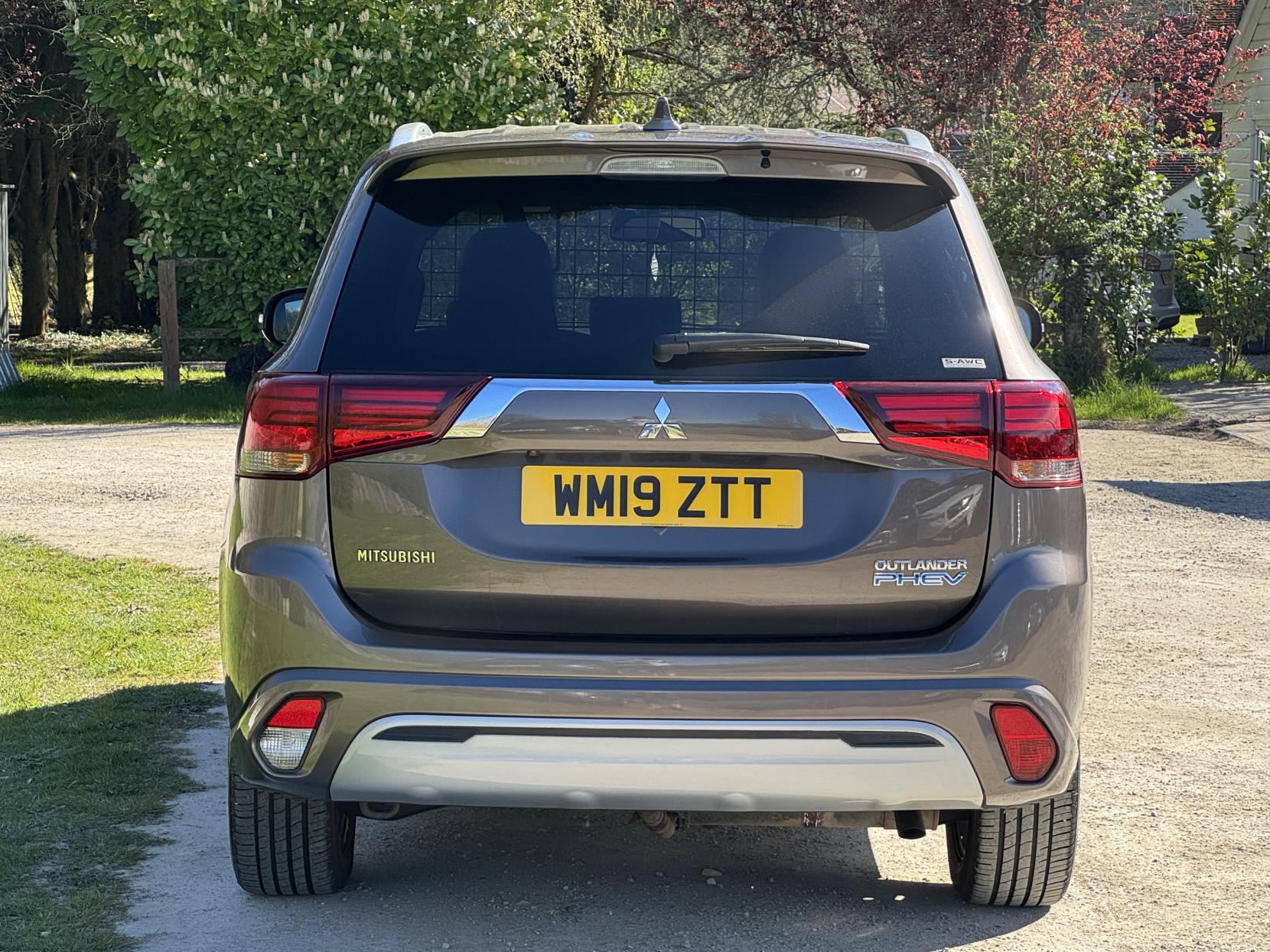 Mitsubishi Outlander 2.4h TwinMotor 13.8kWh 4h SUV 5dr Petrol Plug-in Hybrid CVT 4WD Euro 6 (s/s) (209 ps)