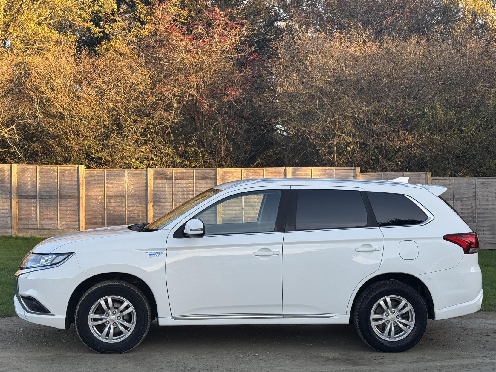 Mitsubishi Outlander 2.4h TwinMotor 13.8kWh Reflex SUV 5dr Petrol Plug-in Hybrid CVT 4WD Euro 6 (s/s) (224 ps)