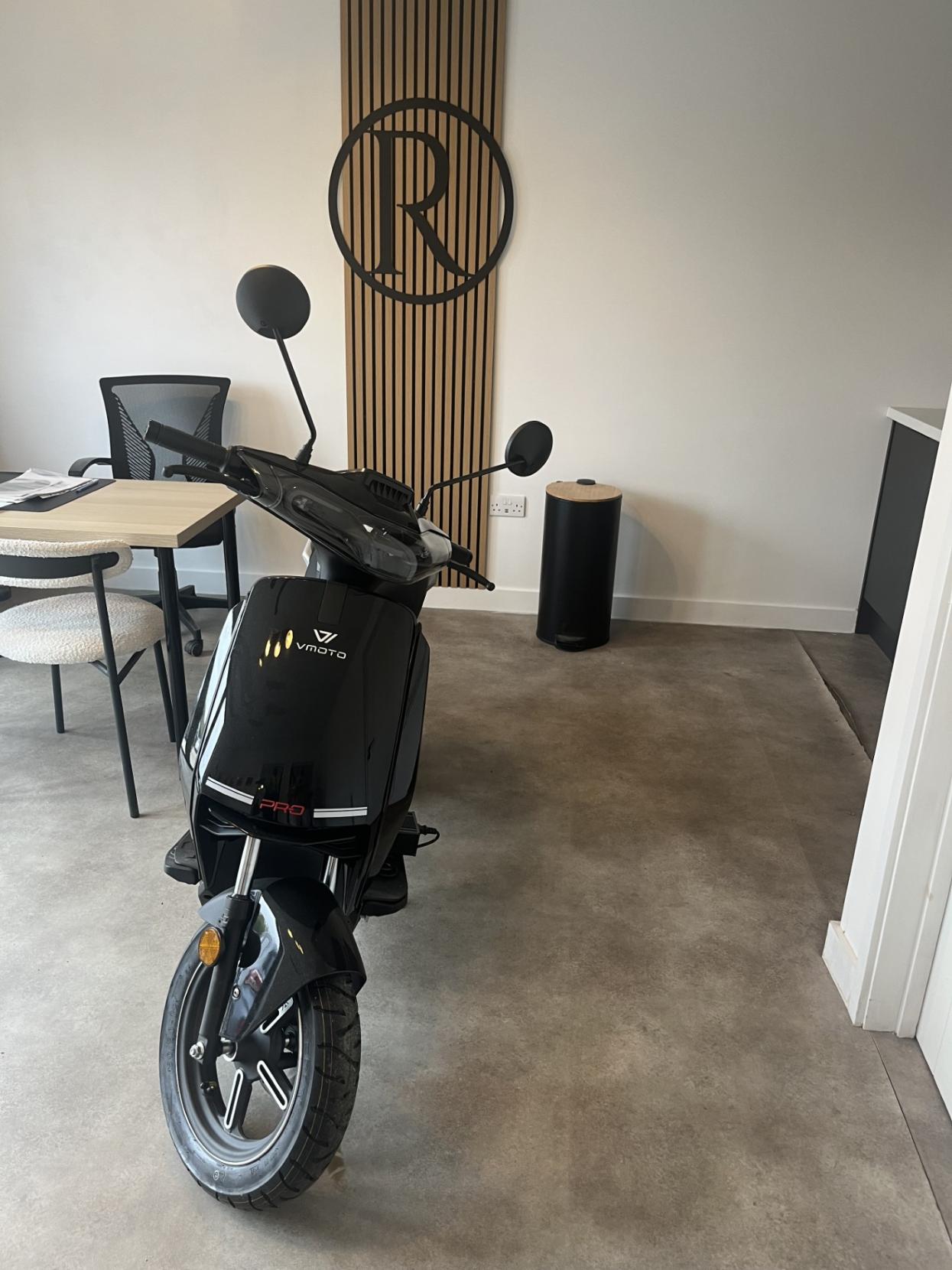 Vmoto CUx Moped Electric Automatic (4 ps)