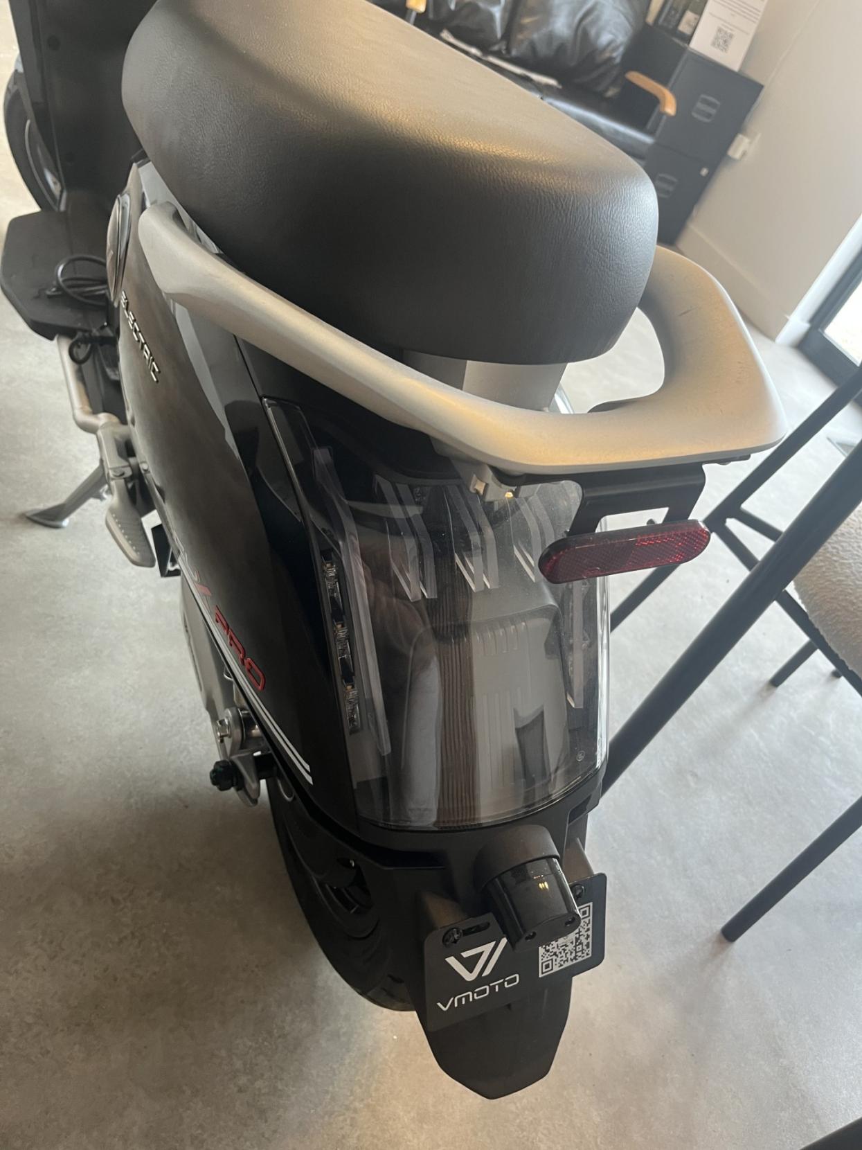 Vmoto CUx Moped Electric Automatic (4 ps)