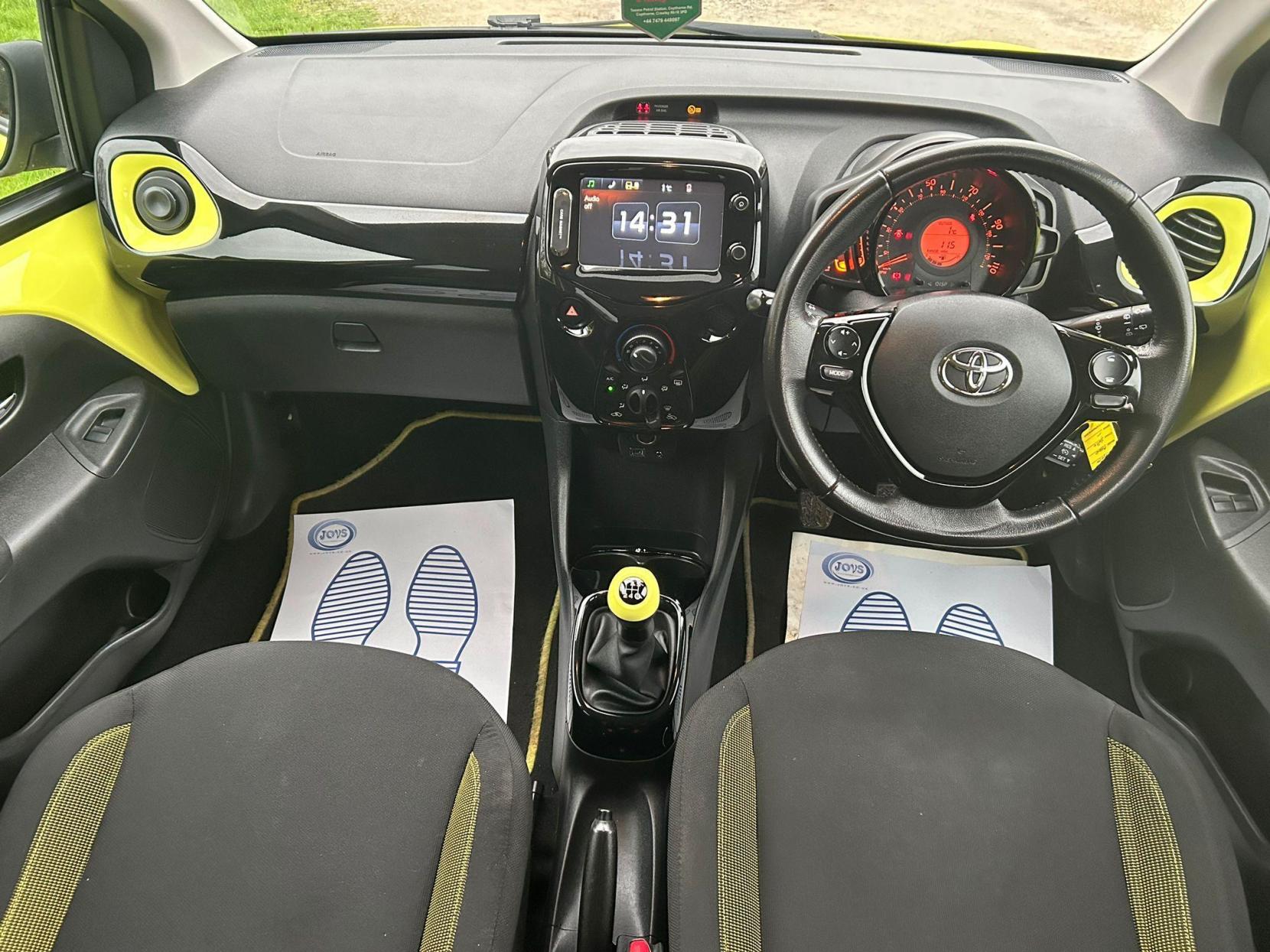 Toyota AYGO 1.0 VVT-i x-cite 3 Yellow Bi-Tone Euro 6 5dr