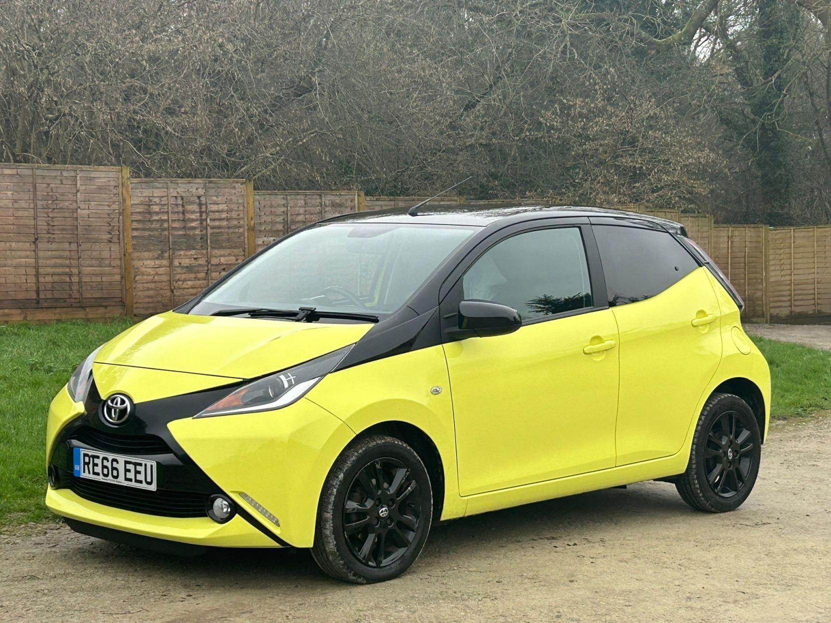 Toyota AYGO 1.0 VVT-i x-cite 3 Yellow Bi-Tone Euro 6 5dr