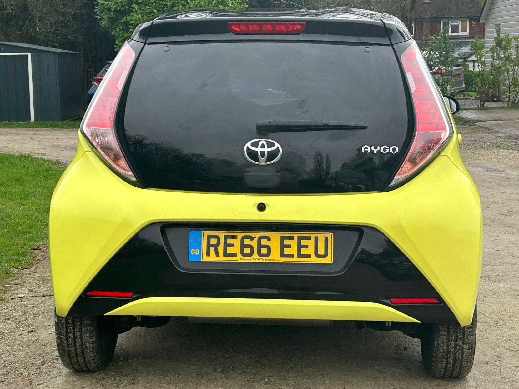 Toyota AYGO 1.0 VVT-i x-cite 3 Yellow Bi-Tone Euro 6 5dr