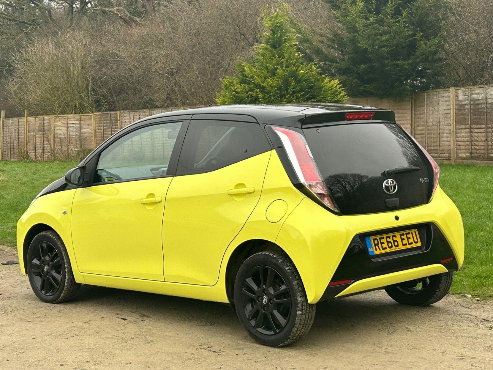 Toyota AYGO 1.0 VVT-i x-cite 3 Yellow Bi-Tone Euro 6 5dr