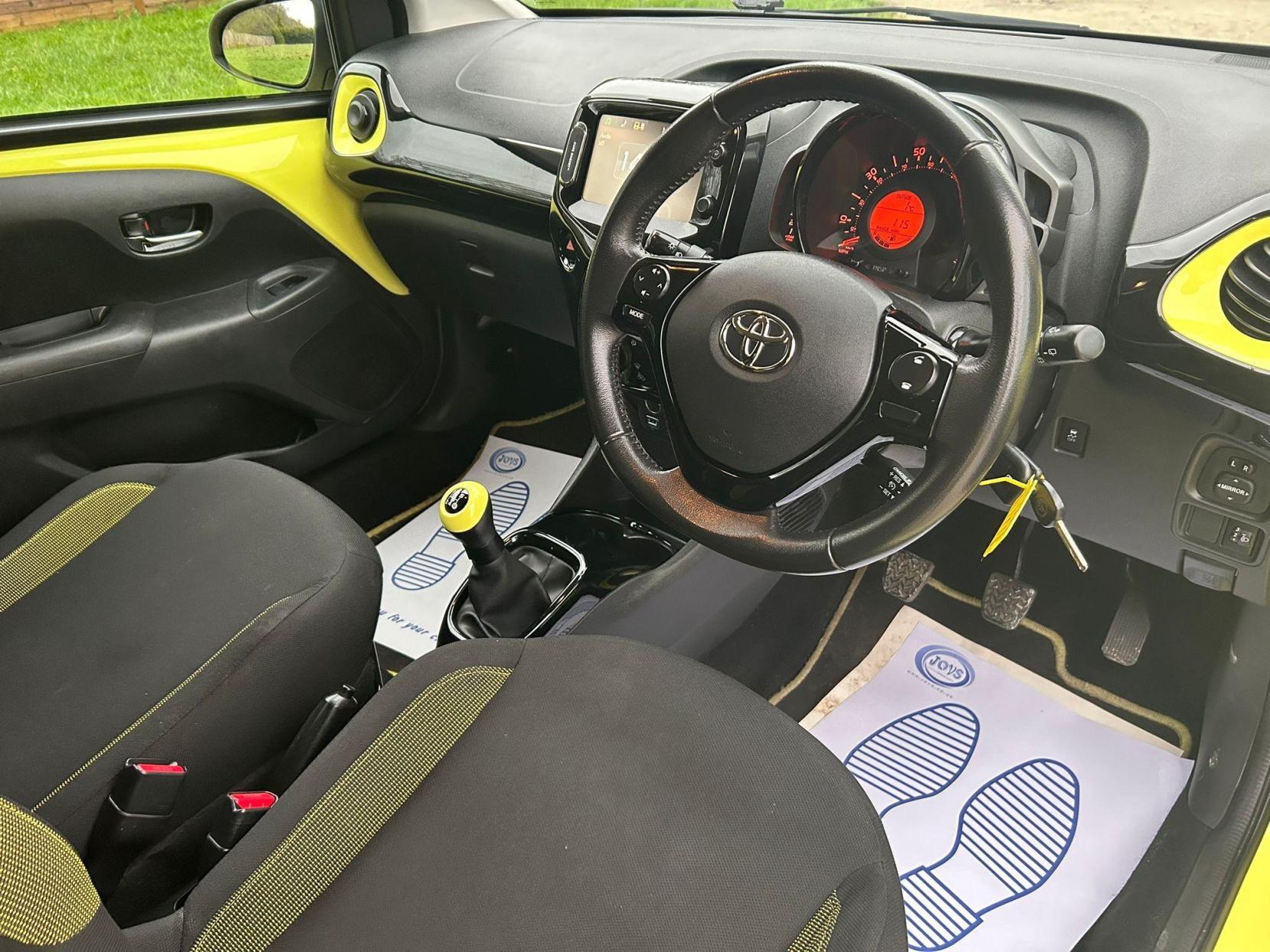 Toyota AYGO 1.0 VVT-i x-cite 3 Yellow Bi-Tone Euro 6 5dr