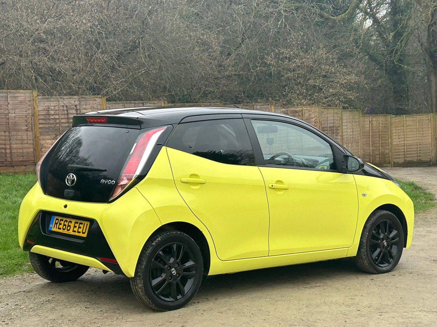 Toyota AYGO 1.0 VVT-i x-cite 3 Yellow Bi-Tone Euro 6 5dr