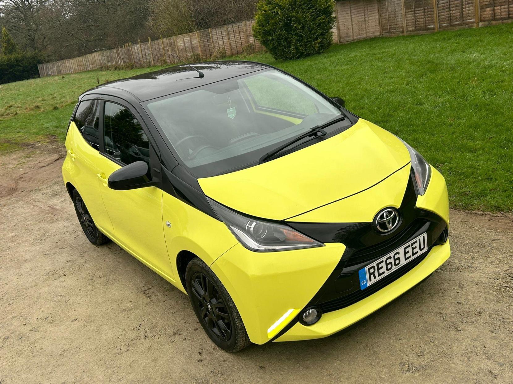 Toyota AYGO 1.0 VVT-i x-cite 3 Yellow Bi-Tone Euro 6 5dr