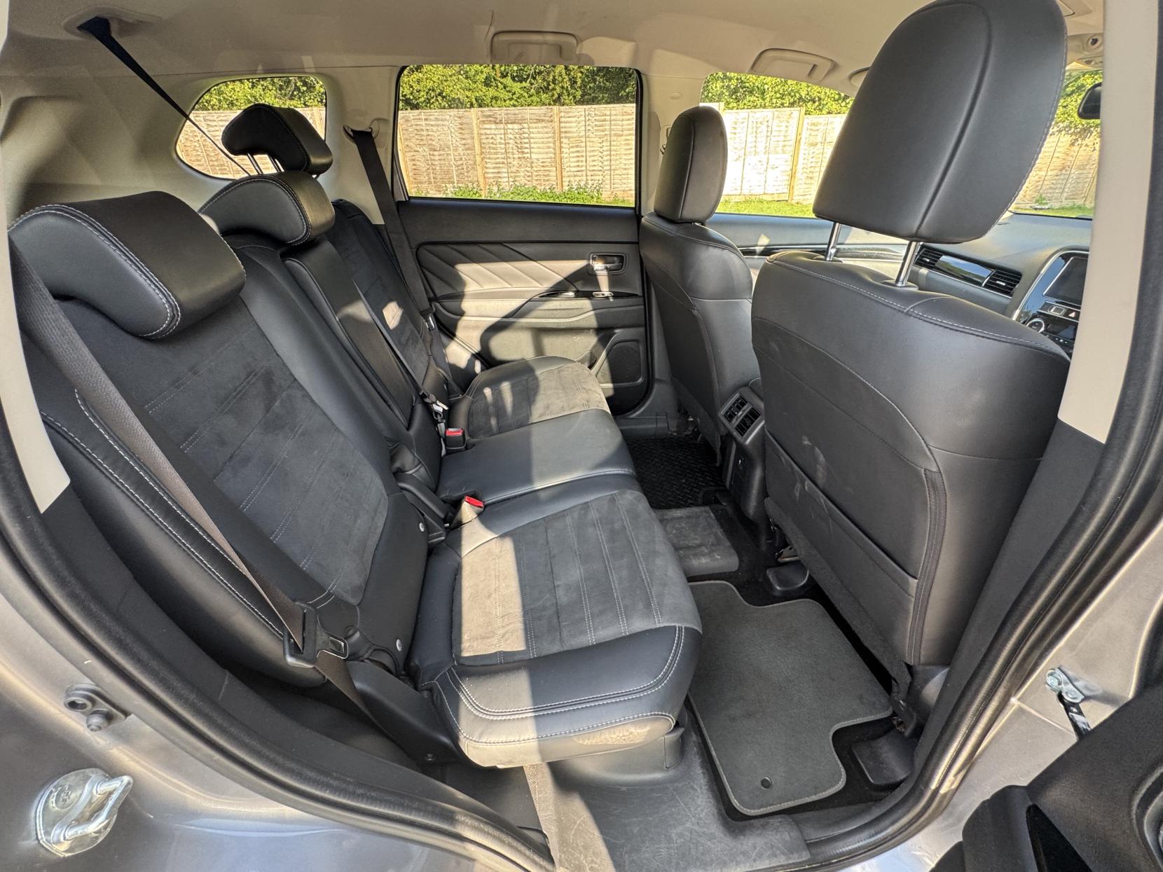 Mitsubishi Outlander 2.4h TwinMotor 13.8kWh Juro SUV 5dr Petrol Plug-in Hybrid CVT 4WD Euro 6 (s/s) (209 ps)
