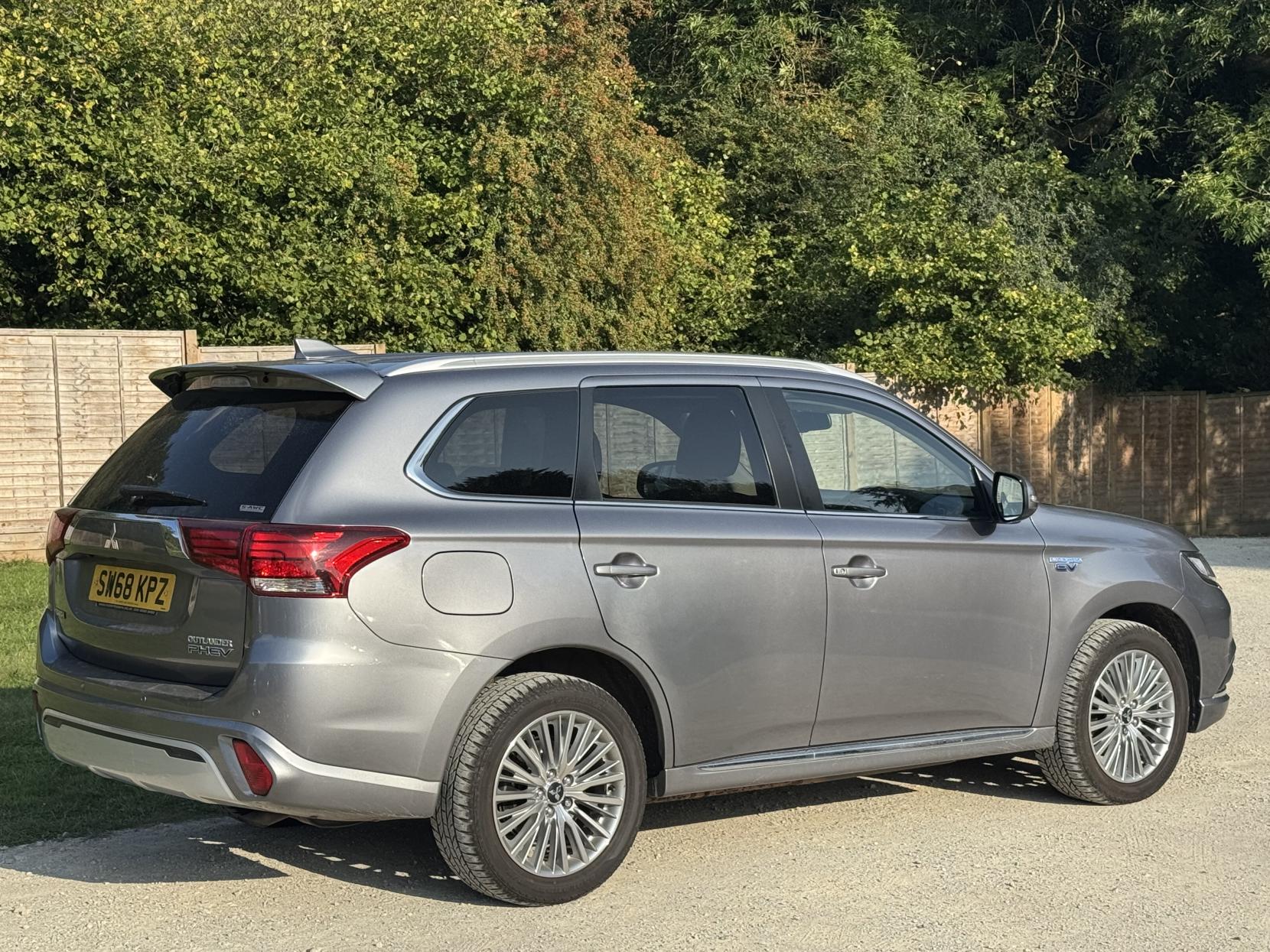Mitsubishi Outlander 2.4h TwinMotor 13.8kWh Juro SUV 5dr Petrol Plug-in Hybrid CVT 4WD Euro 6 (s/s) (209 ps)
