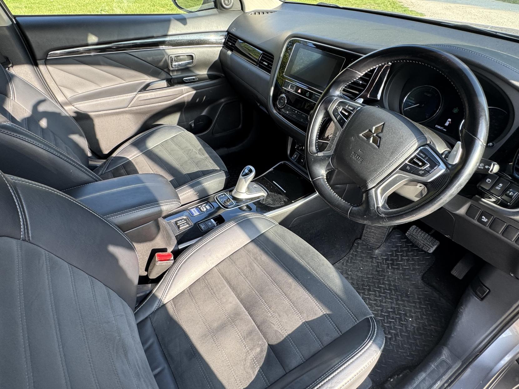 Mitsubishi Outlander 2.4h TwinMotor 13.8kWh Juro SUV 5dr Petrol Plug-in Hybrid CVT 4WD Euro 6 (s/s) (209 ps)