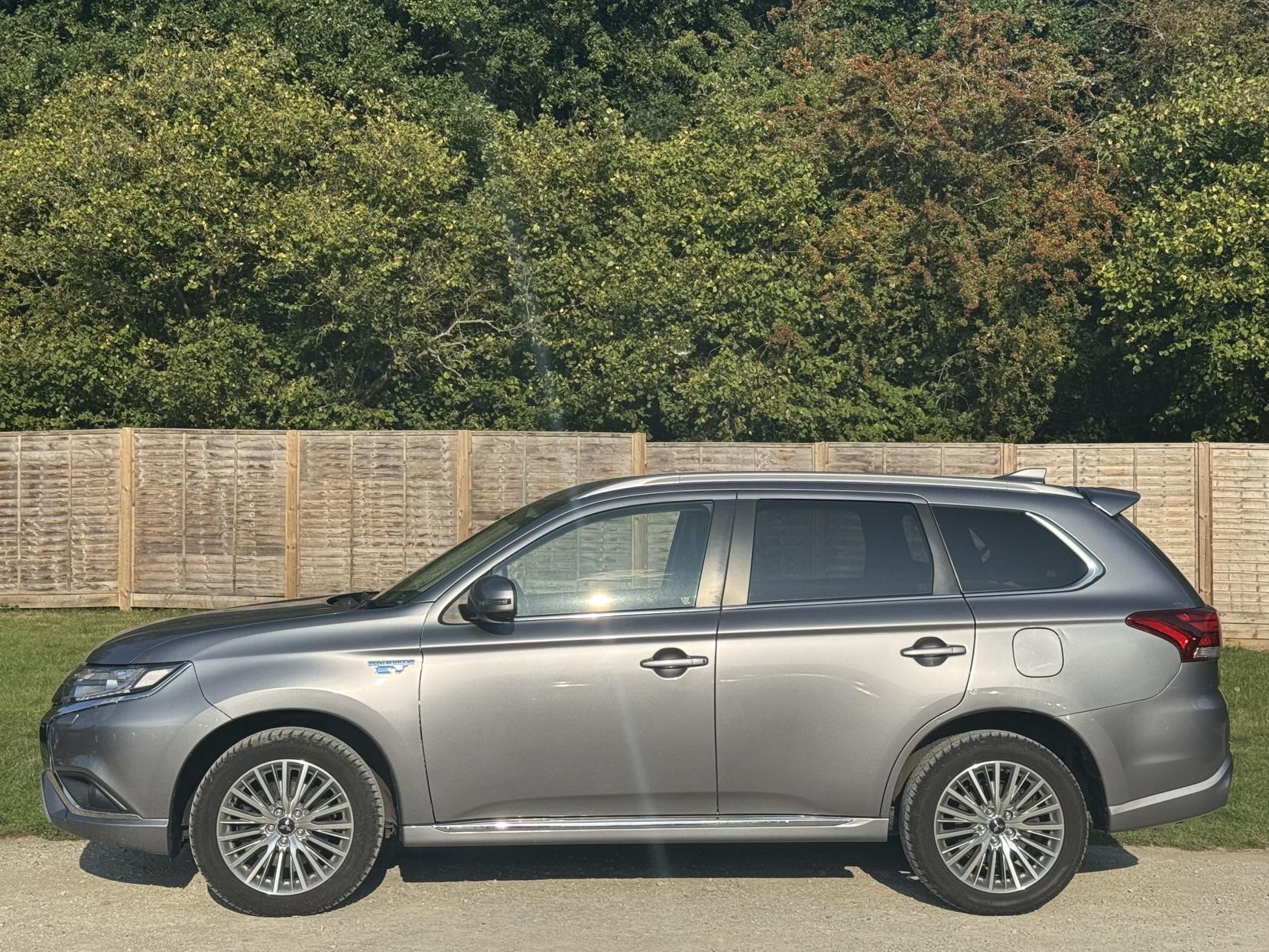 Mitsubishi Outlander 2.4h TwinMotor 13.8kWh Juro SUV 5dr Petrol Plug-in Hybrid CVT 4WD Euro 6 (s/s) (209 ps)