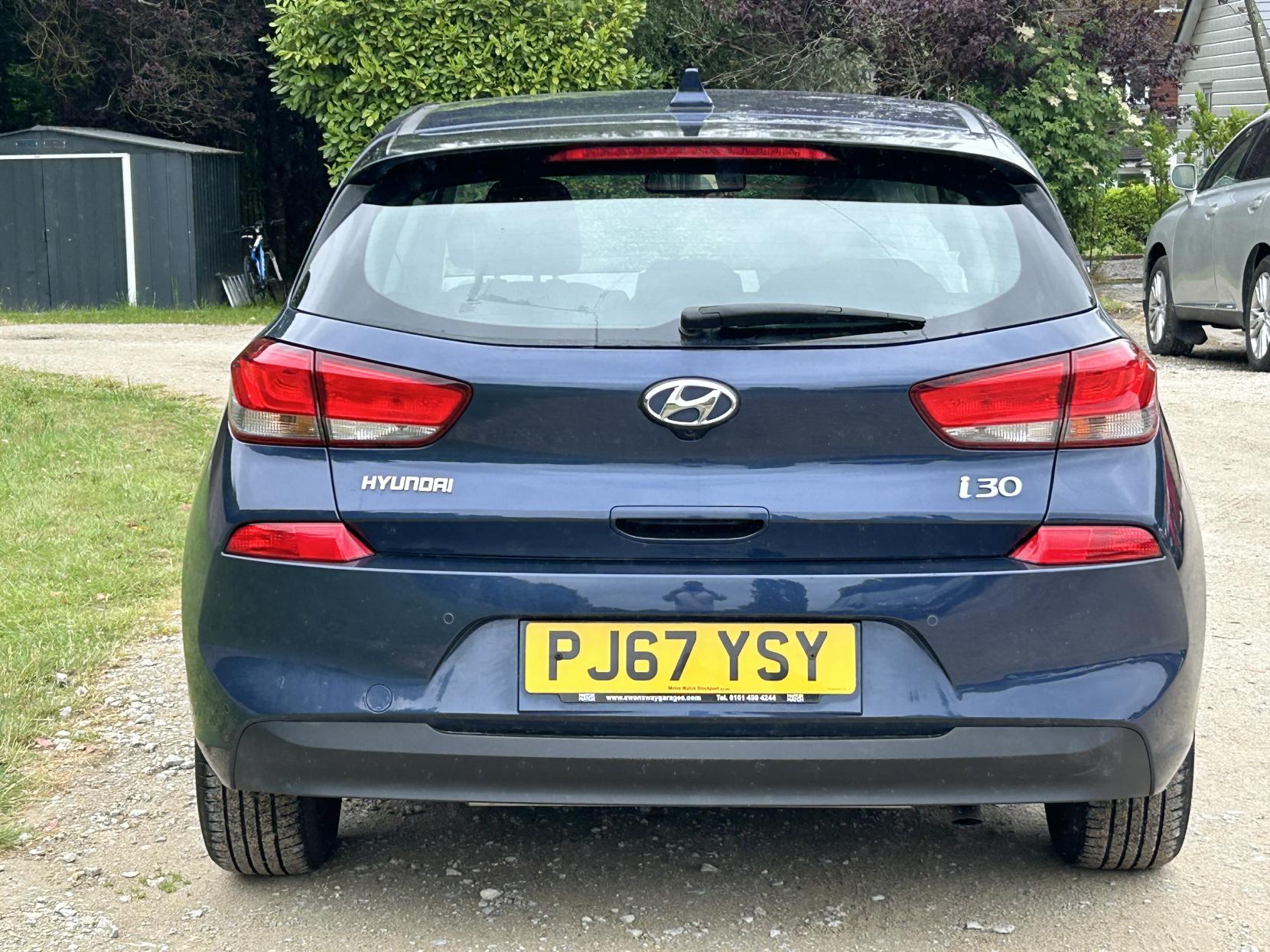 Hyundai i30 1.6 CRDi Blue Drive SE Nav Hatchback 5dr Diesel Manual Euro 6 (s/s) (110 ps)