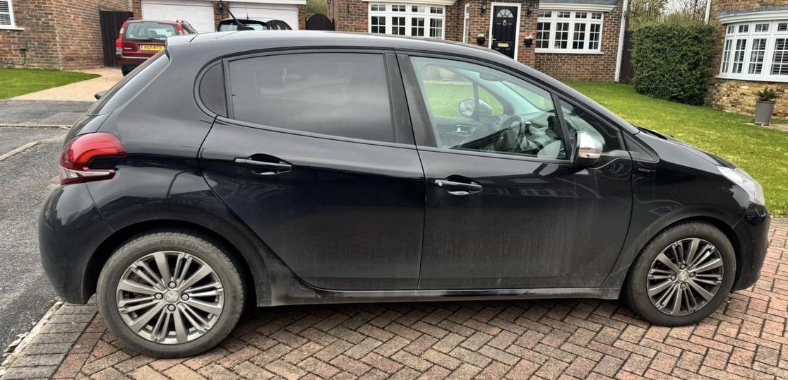 Peugeot 208 1.2 PureTech Signature Hatchback 5dr Petrol Manual Euro 6 (s/s) (82 ps)