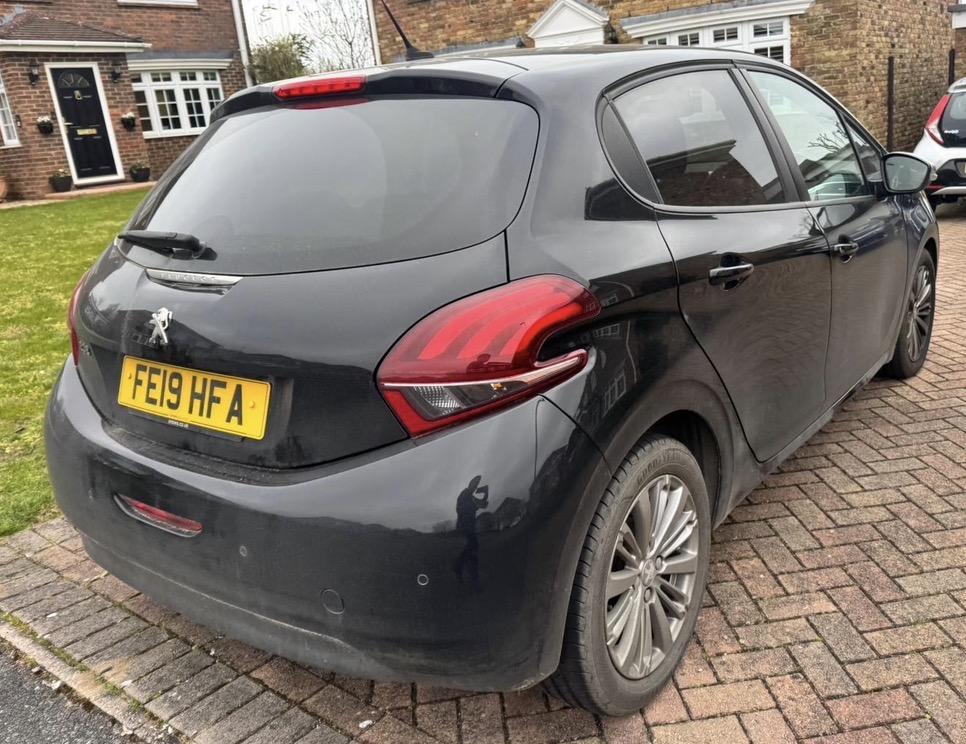 Peugeot 208 1.2 PureTech Signature Hatchback 5dr Petrol Manual Euro 6 (s/s) (82 ps)