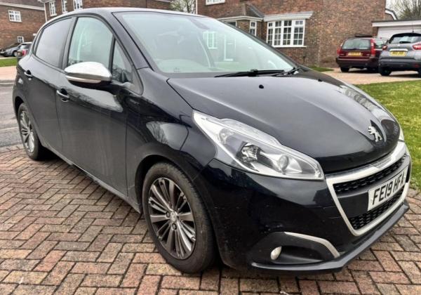 Peugeot 208 1.2 PureTech Signature Hatchback 5dr Petrol Manual Euro 6 (s/s) (82 ps)