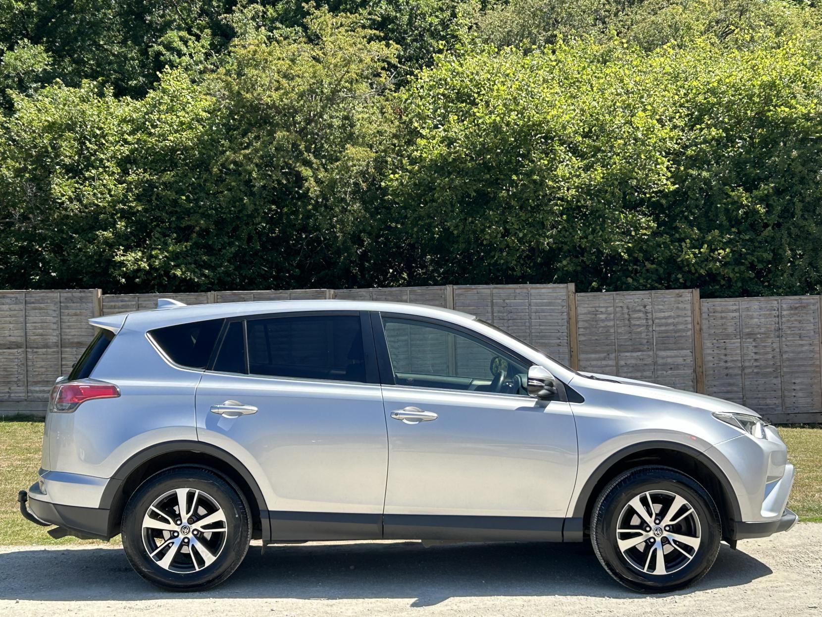 Toyota RAV4 2.0 D-4D Business Edition SUV 5dr Diesel Manual Euro 6 (s/s) (143 ps)