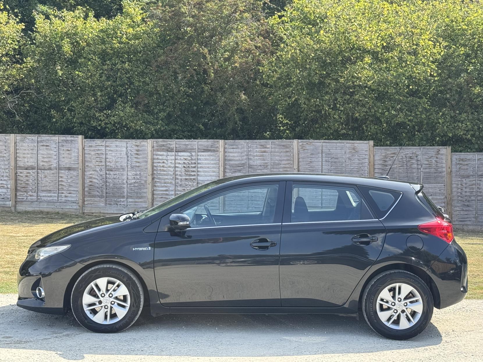 Toyota Auris 1.8 VVT-h Icon Hatchback 5dr Petrol Hybrid CVT Euro 5 (s/s) (136 ps)