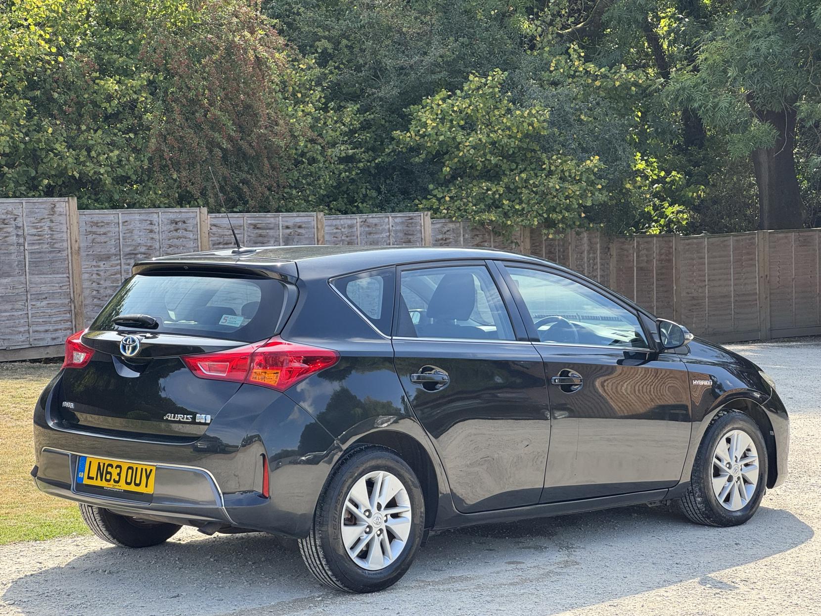 Toyota Auris 1.8 VVT-h Icon Hatchback 5dr Petrol Hybrid CVT Euro 5 (s/s) (136 ps)
