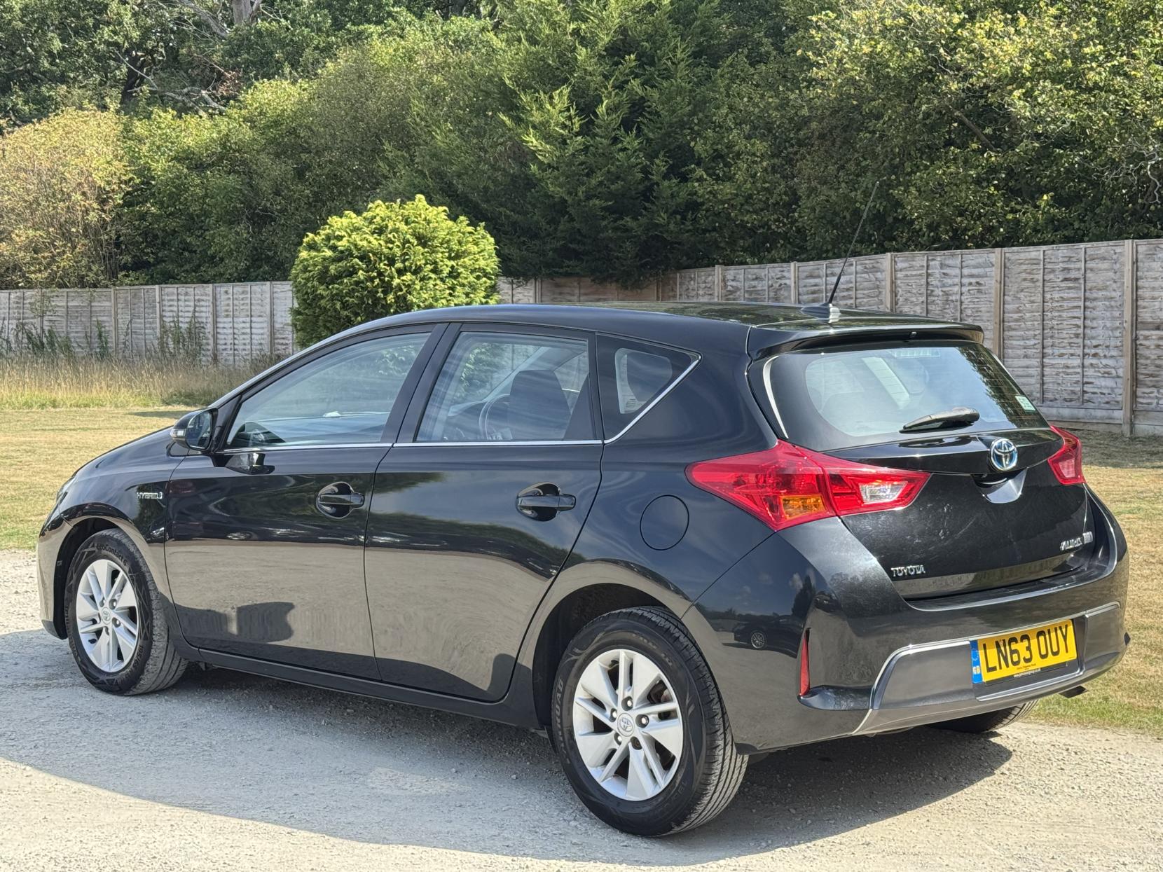 Toyota Auris 1.8 VVT-h Icon Hatchback 5dr Petrol Hybrid CVT Euro 5 (s/s) (136 ps)