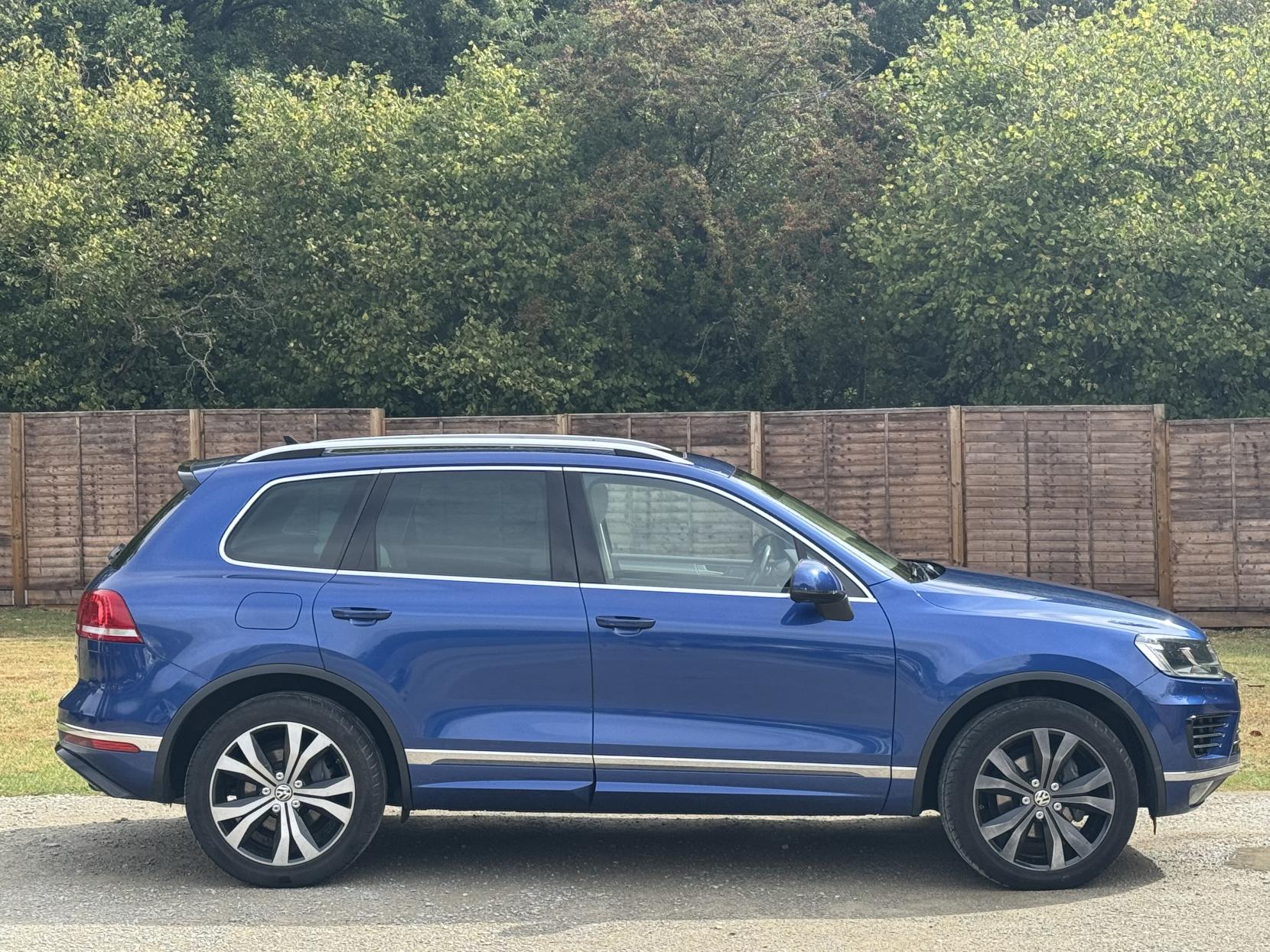 Volkswagen Touareg 3.0 TDI V6 BlueMotion Tech R-Line SUV 5dr Diesel Tiptronic 4WD Euro 6 (s/s) (262 ps)