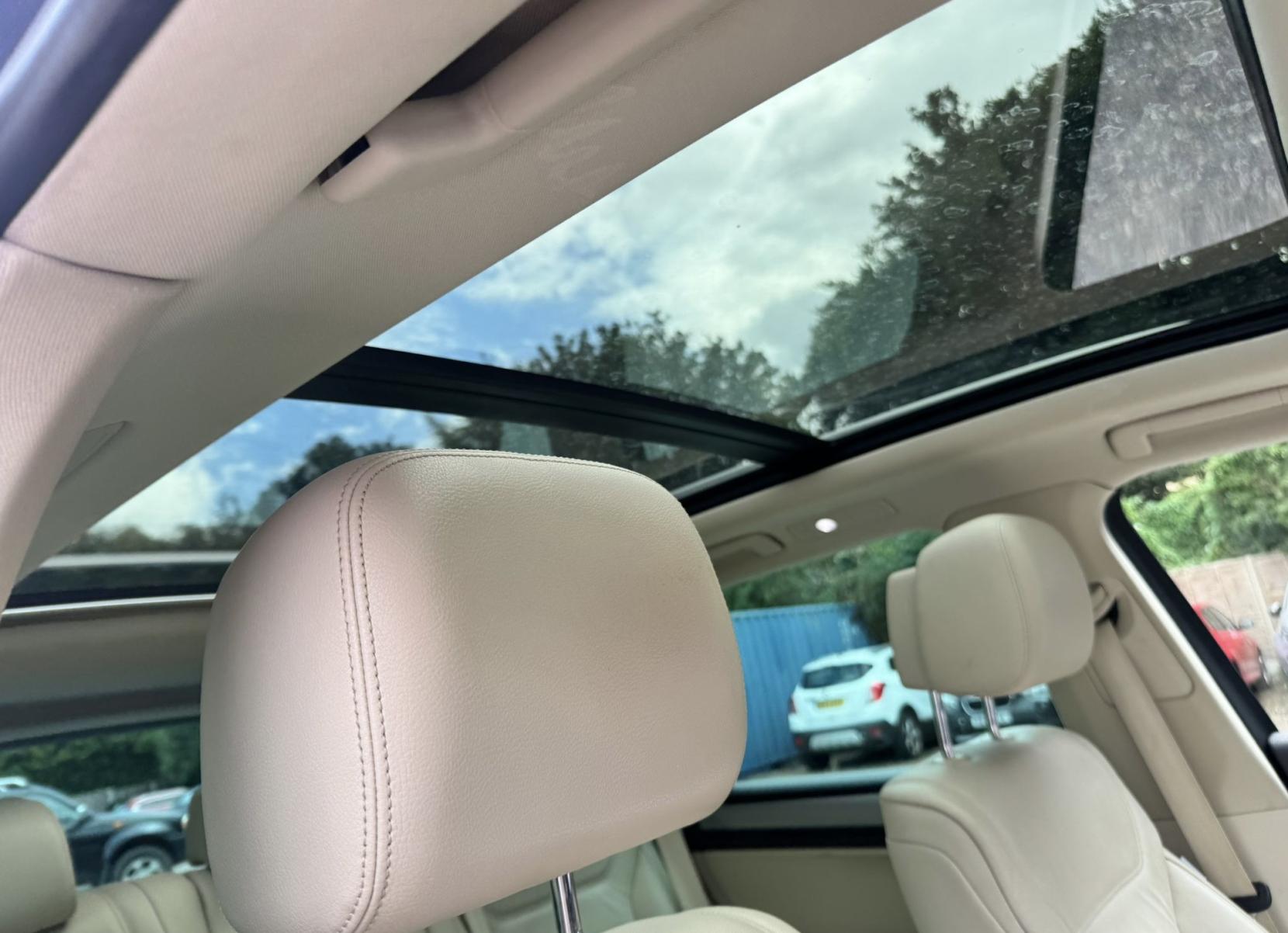 Volkswagen Touareg 3.0 TDI V6 BlueMotion Tech R-Line SUV 5dr Diesel Tiptronic 4WD Euro 6 (s/s) (262 ps)