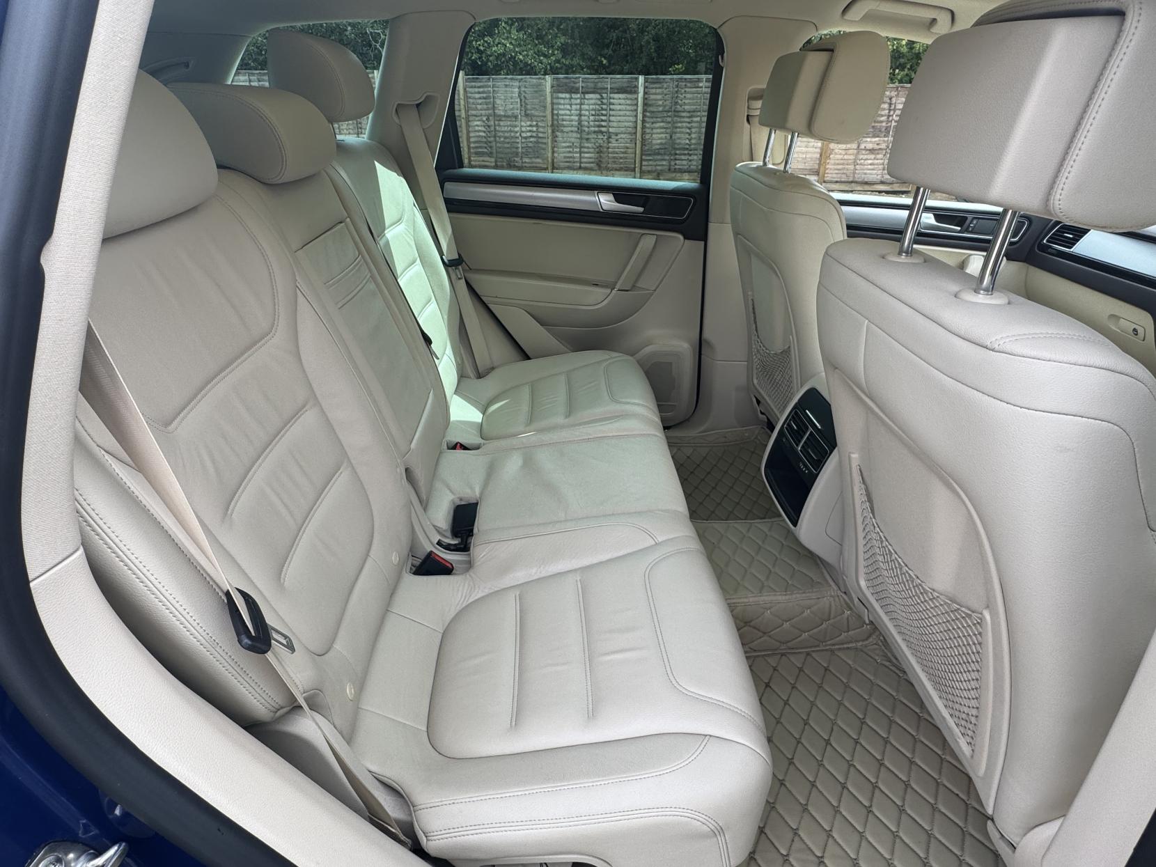 Volkswagen Touareg 3.0 TDI V6 BlueMotion Tech R-Line SUV 5dr Diesel Tiptronic 4WD Euro 6 (s/s) (262 ps)
