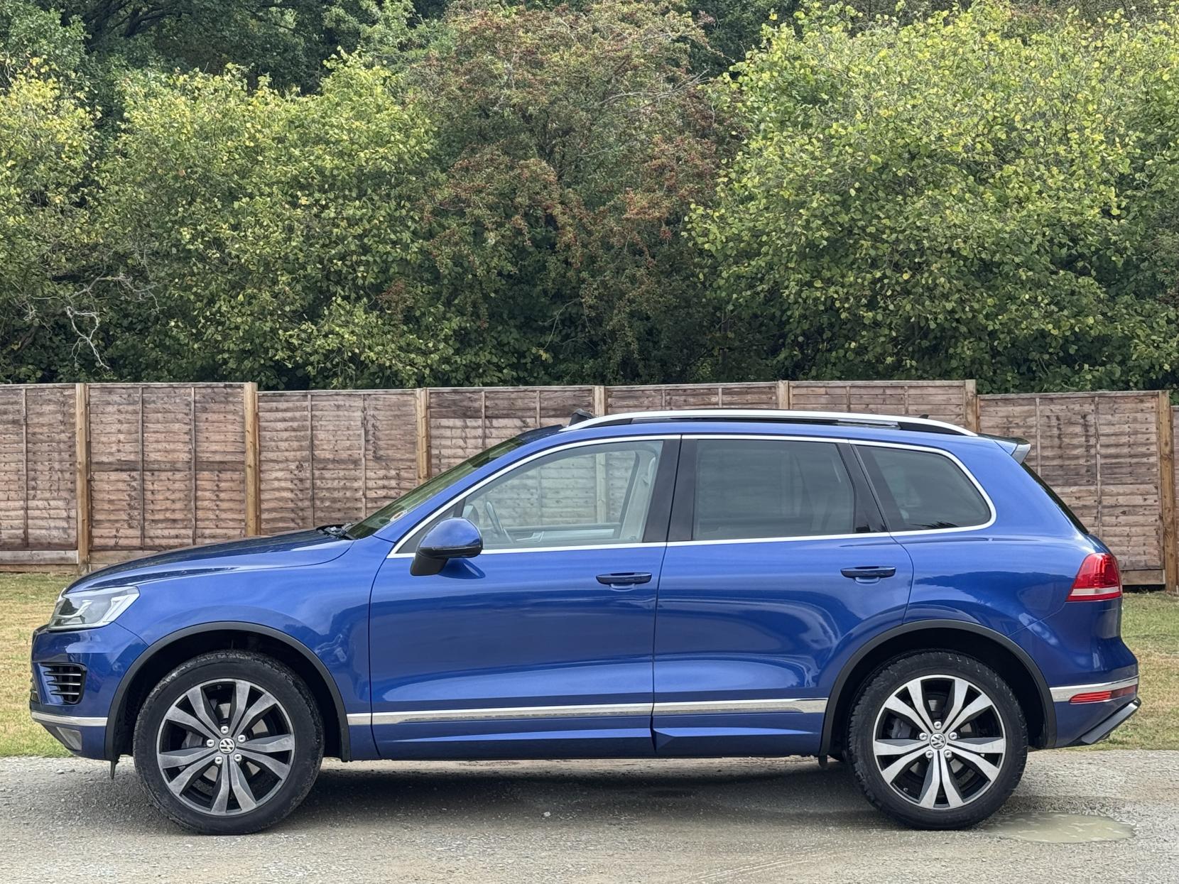 Volkswagen Touareg 3.0 TDI V6 BlueMotion Tech R-Line SUV 5dr Diesel Tiptronic 4WD Euro 6 (s/s) (262 ps)