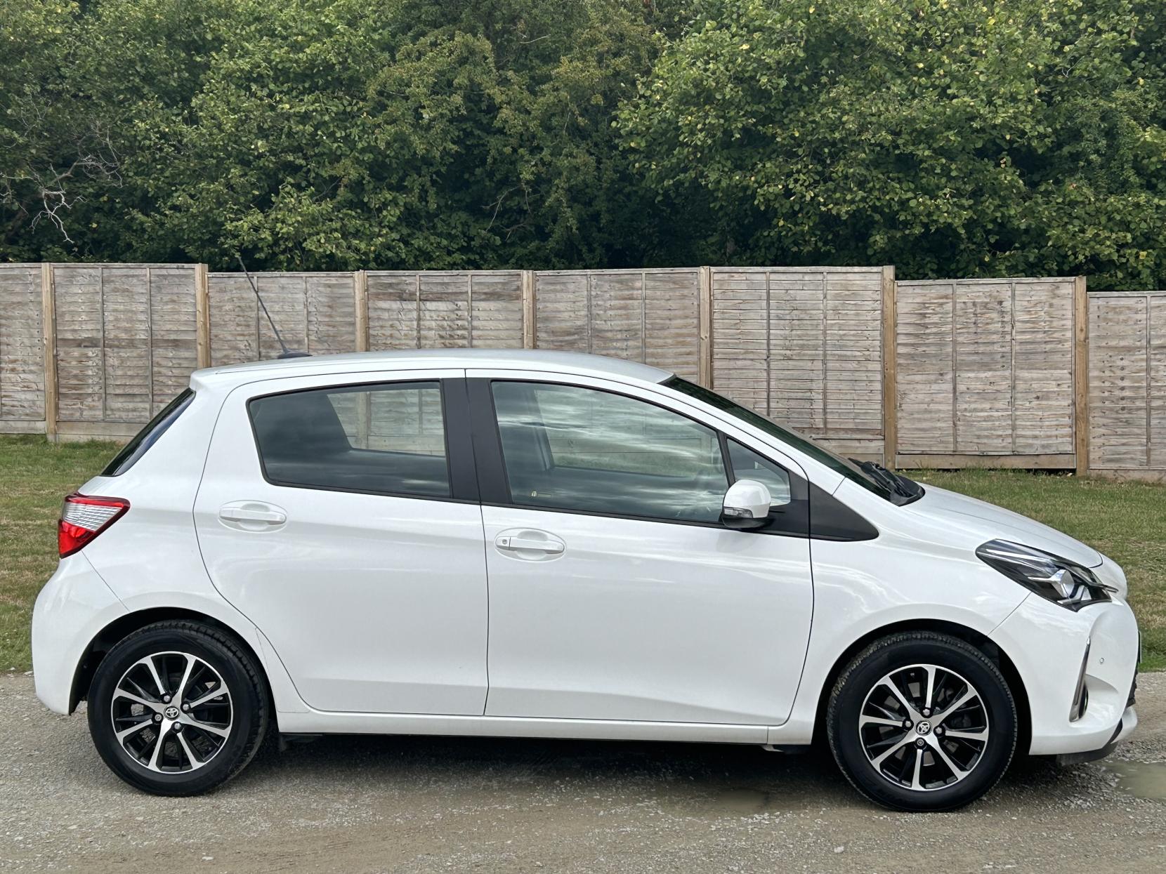 Toyota Yaris 1.5 VVT-i Icon Tech Hatchback 5dr Petrol Manual Euro 6 (111 ps)