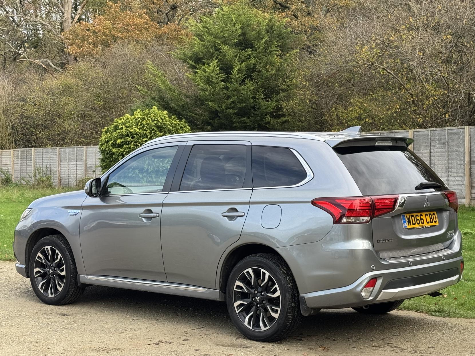 Mitsubishi Outlander 2.0h 12kWh 5hs SUV 5dr Petrol Plug-in Hybrid CVT 4WD Euro 6 (s/s) (200 ps)