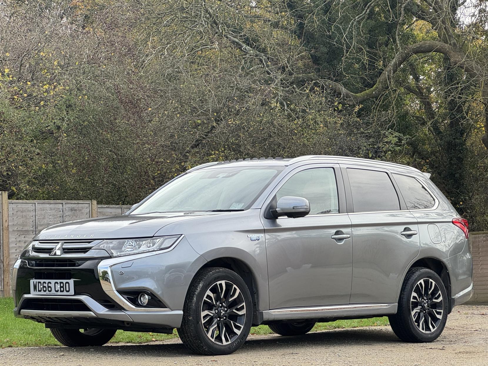 Mitsubishi Outlander 2.0h 12kWh 5hs SUV 5dr Petrol Plug-in Hybrid CVT 4WD Euro 6 (s/s) (200 ps)