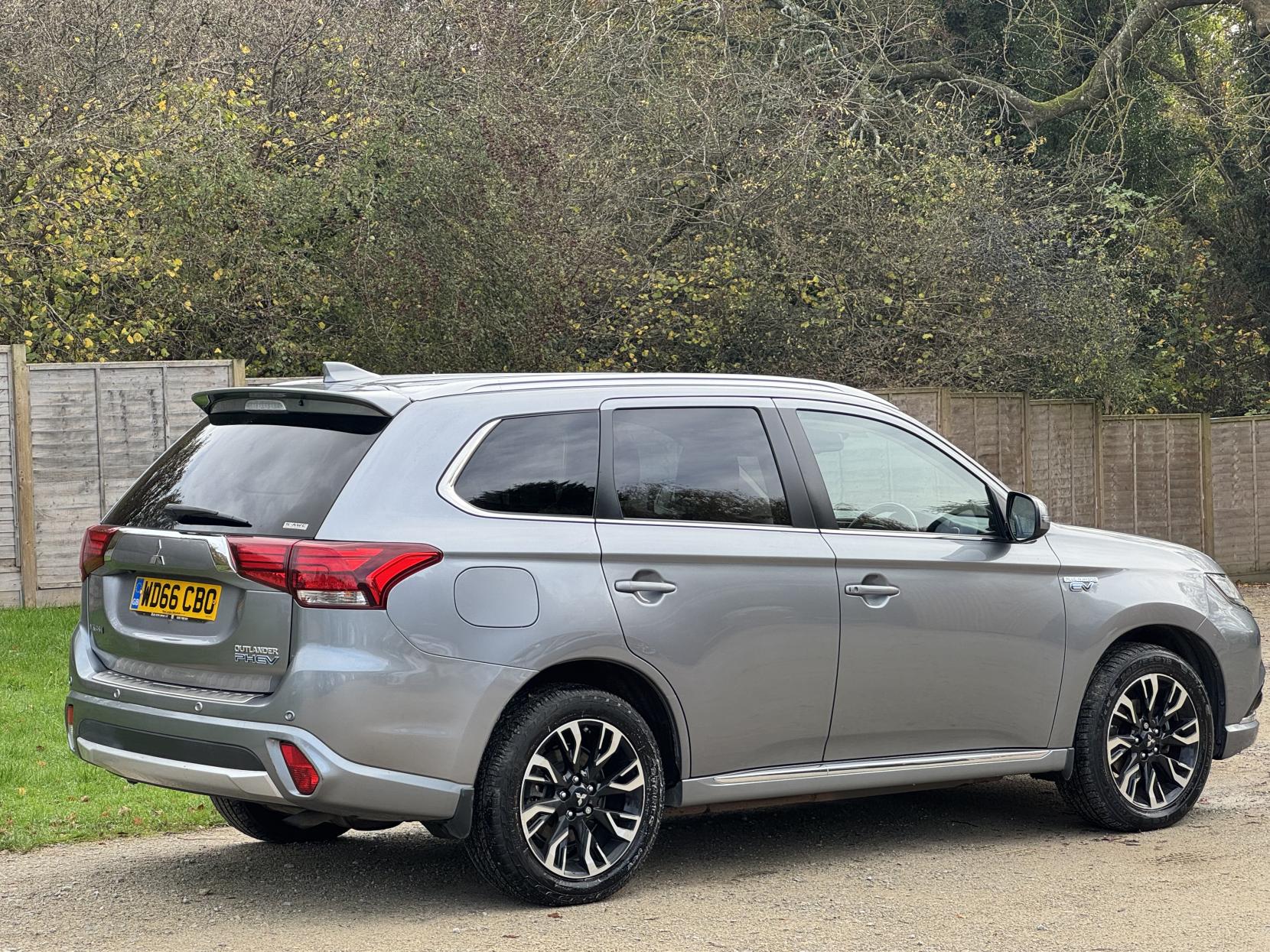 Mitsubishi Outlander 2.0h 12kWh 5hs SUV 5dr Petrol Plug-in Hybrid CVT 4WD Euro 6 (s/s) (200 ps)