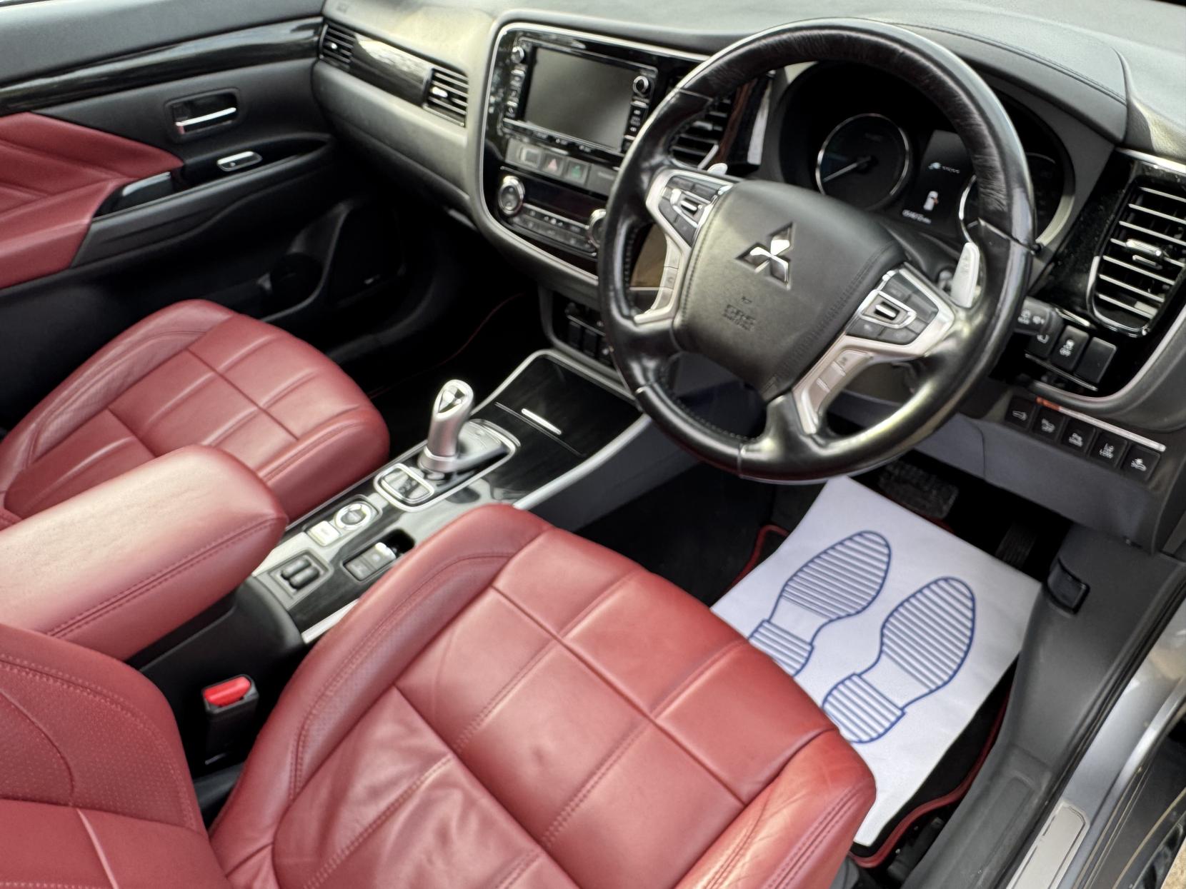 Mitsubishi Outlander 2.0h 12kWh 5hs SUV 5dr Petrol Plug-in Hybrid CVT 4WD Euro 6 (s/s) (200 ps)