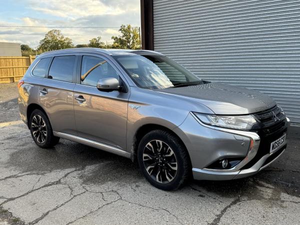 Mitsubishi Outlander 2.0h 12kWh 5hs SUV 5dr Petrol Plug-in Hybrid CVT 4WD Euro 6 (s/s) (200 ps)