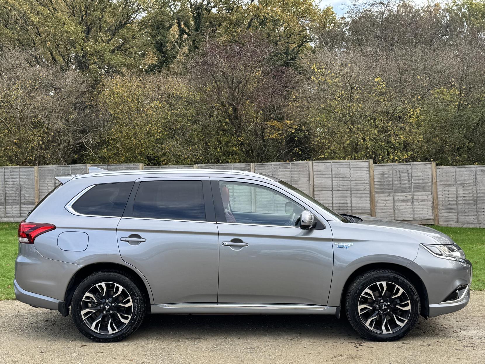 Mitsubishi Outlander 2.0h 12kWh 5hs SUV 5dr Petrol Plug-in Hybrid CVT 4WD Euro 6 (s/s) (200 ps)