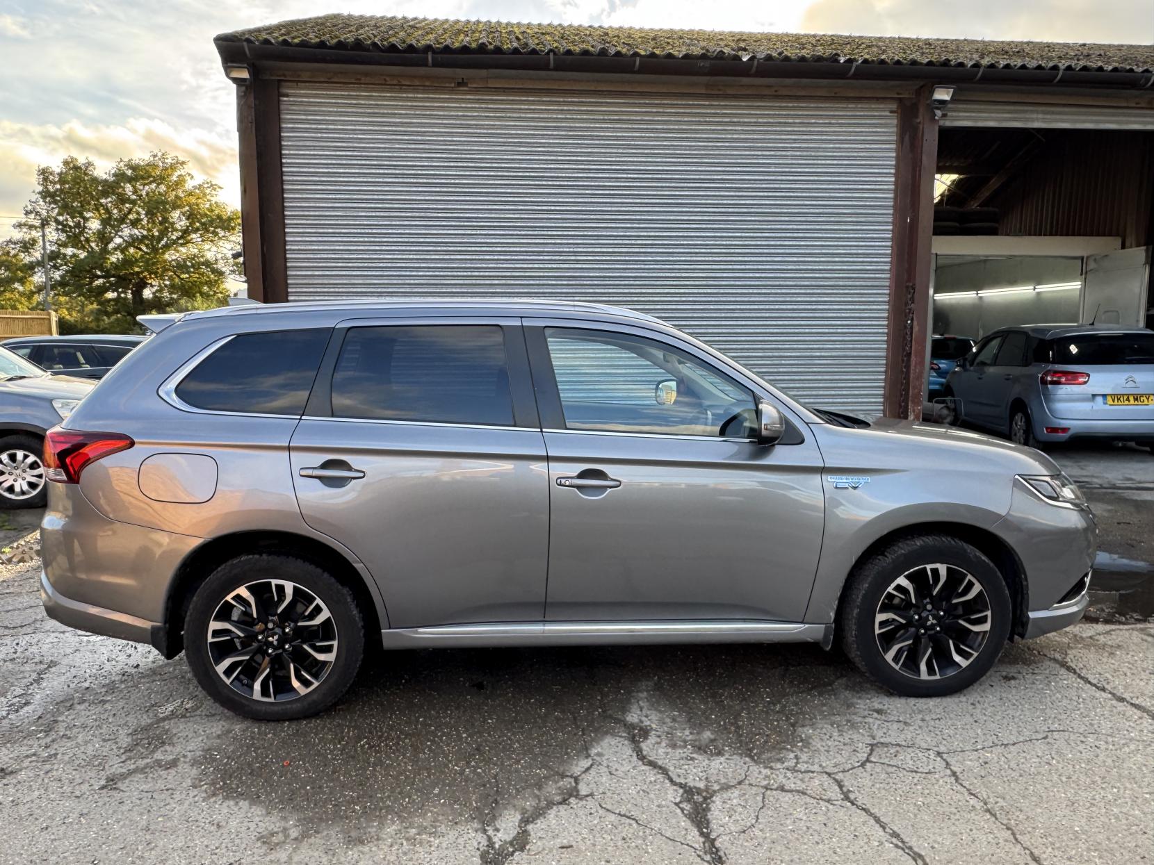 Mitsubishi Outlander 2.0h 12kWh 5hs SUV 5dr Petrol Plug-in Hybrid CVT 4WD Euro 6 (s/s) (200 ps)