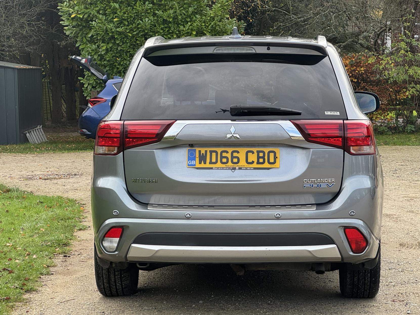 Mitsubishi Outlander 2.0h 12kWh 5hs SUV 5dr Petrol Plug-in Hybrid CVT 4WD Euro 6 (s/s) (200 ps)