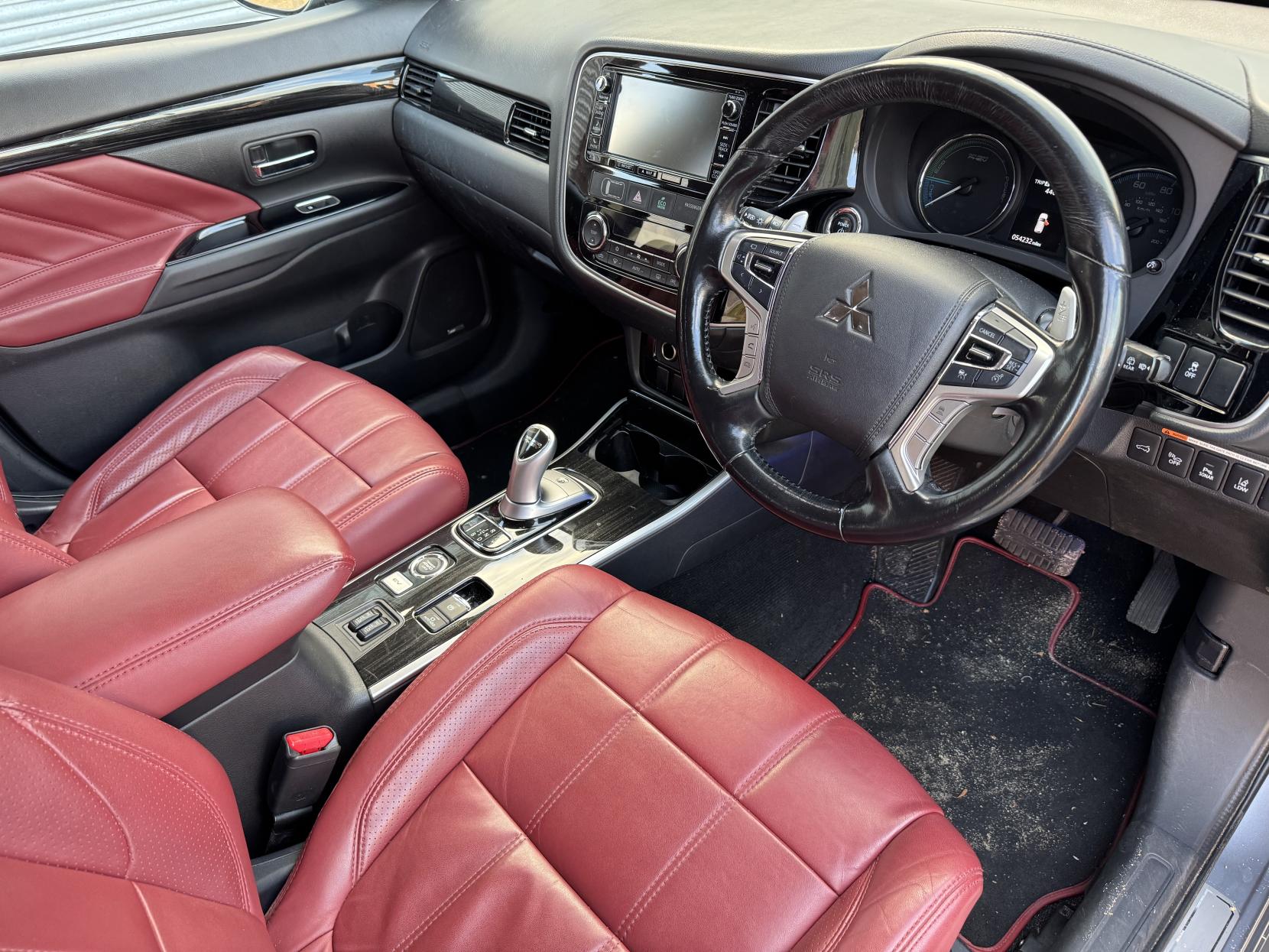 Mitsubishi Outlander 2.0h 12kWh 5hs SUV 5dr Petrol Plug-in Hybrid CVT 4WD Euro 6 (s/s) (200 ps)