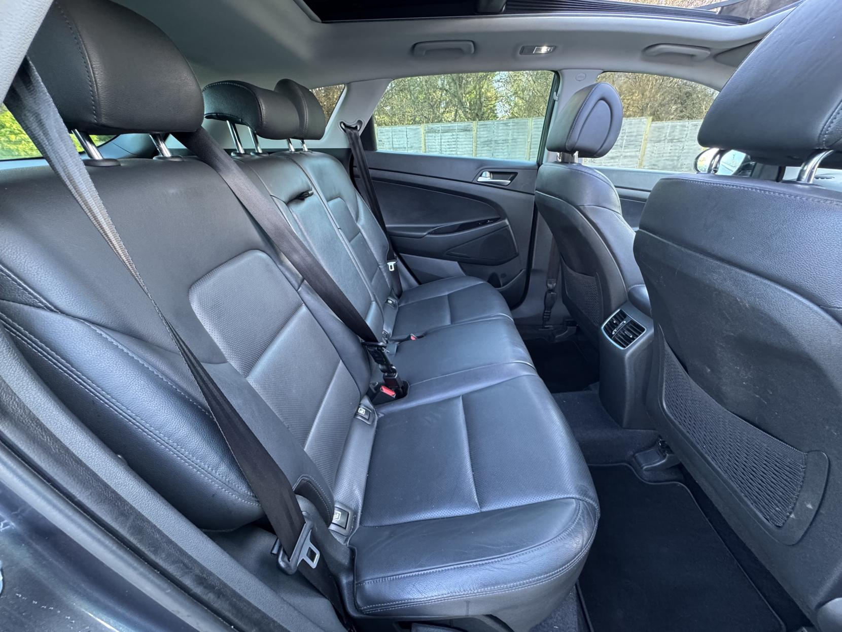 Hyundai TUCSON 1.7 CRDi Blue Drive Premium SE SUV 5dr Diesel DCT Euro 6 (s/s) (141 ps)