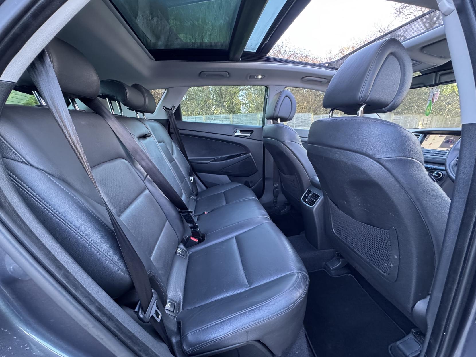 Hyundai TUCSON 1.7 CRDi Blue Drive Premium SE SUV 5dr Diesel DCT Euro 6 (s/s) (141 ps)